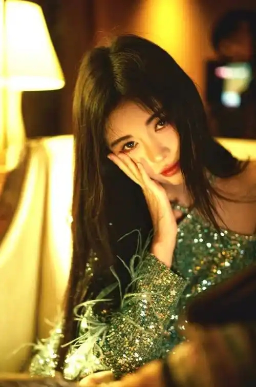 鞠婧祎再晒美照,超高颜值美如初恋,屹立街头成最美风景