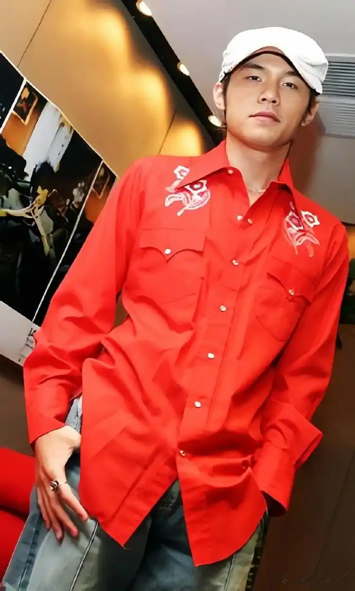 2003年周杰伦《叶惠美》北京庆功会,那时候的周杰伦,一脸青涩稚嫩,没