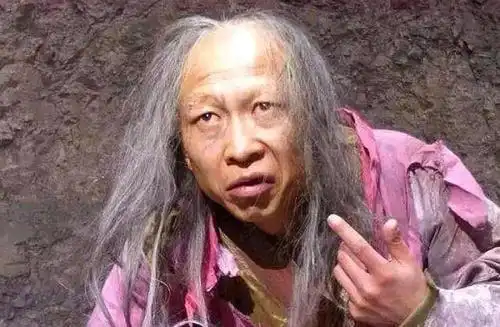 裘千尺是铁掌水上漂裘千仞的妹妹,两人还有一个大哥裘千丈.