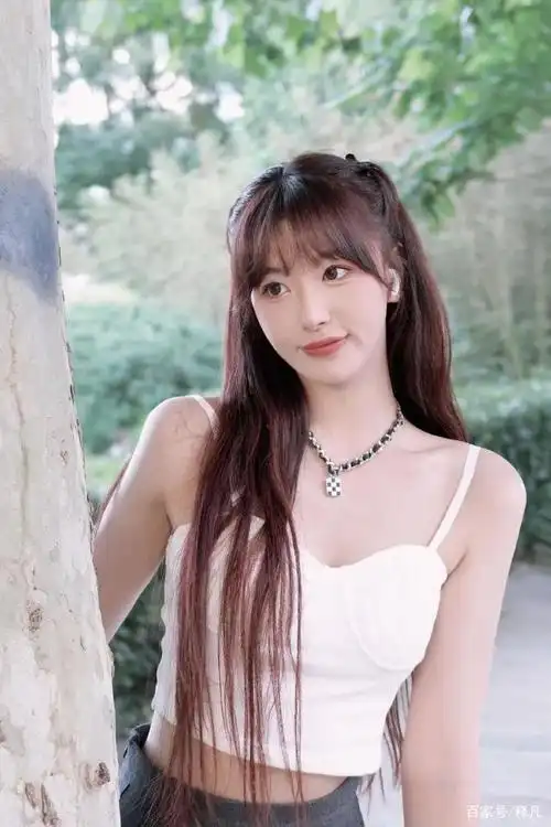 孔雪儿穿着白色吊带秀小蛮腰!曼妙身材太性感美艳