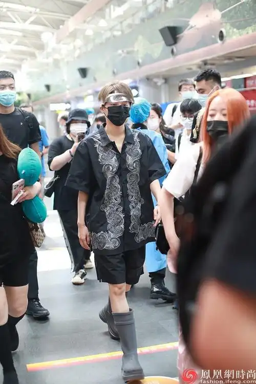 刘雨昕黑色印花男友风t恤搭配短裤 灰色高筒靴中性风__凤凰网