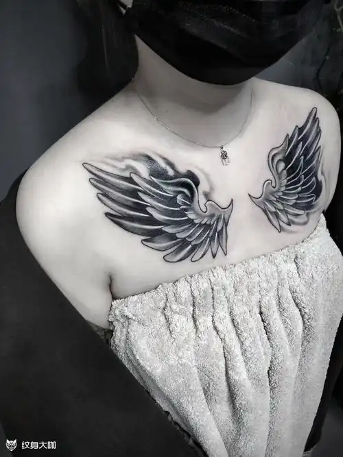 翅膀遮盖旧纹身