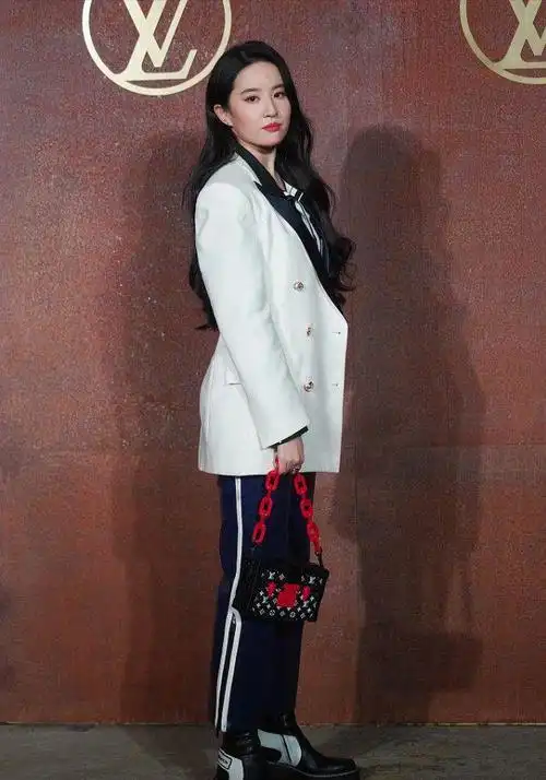 刘亦菲穿西装配皮裤一身造型很显贵挺像个小富婆