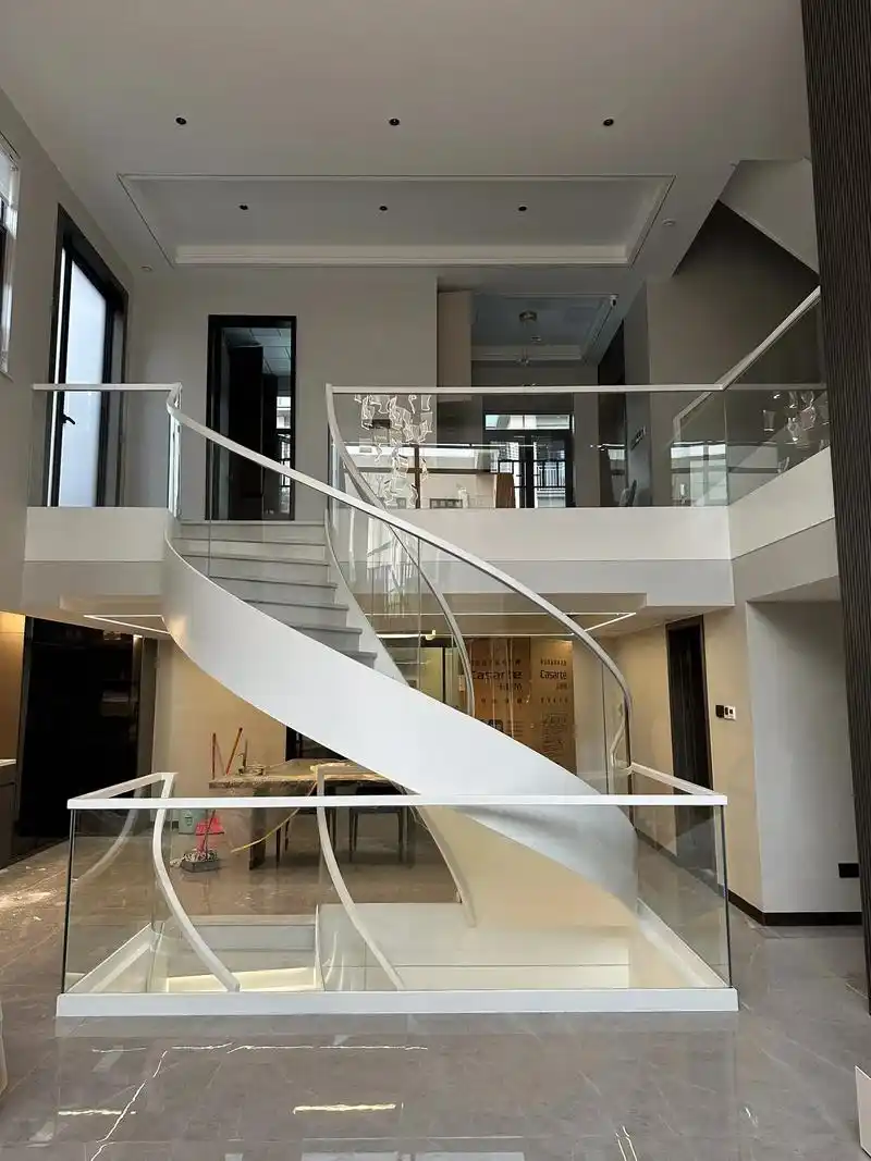 白色极简风的玻璃旋转楼梯,这款旋转楼梯对后期工人玻璃放样的技术