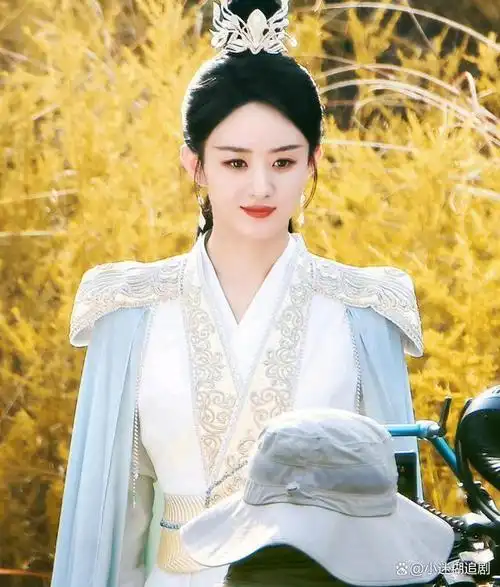 从目前《与凤行》曝光的剧照来看,赵丽颖在这部电视剧中的造型非常