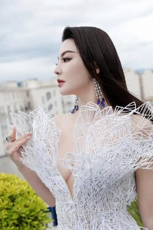 张雨绮深v露背线雕裙亮相戛纳 身材玲珑有致仙气足