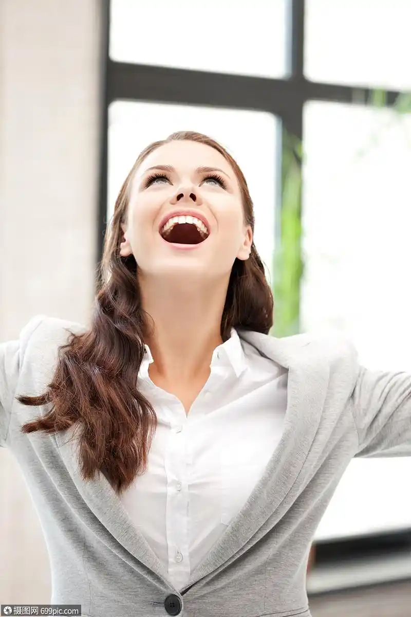 美丽的女人大笑