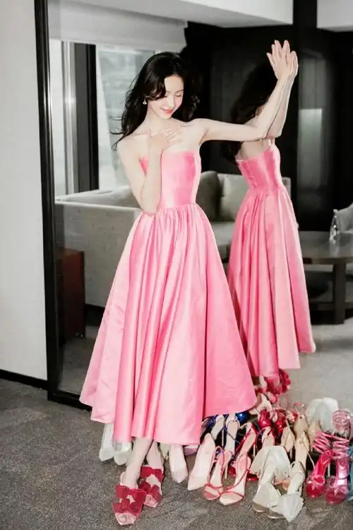 陈都灵粉裙#陈都灵大片造型分享,粉色抹胸礼服裙温柔又浪漫,搭配痉ⅱ