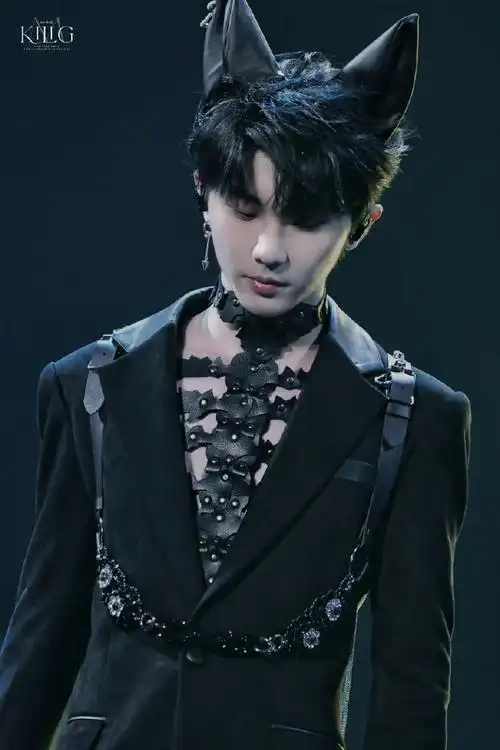 马嘉祺爱心露背拖尾礼服##马嘉祺叁重楼暨出道四周年演唱会