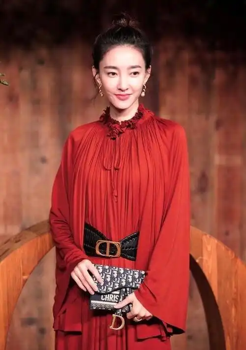 王丽坤终于美回来一袭锈红色连衣裙配腰带时髦有气质太美了