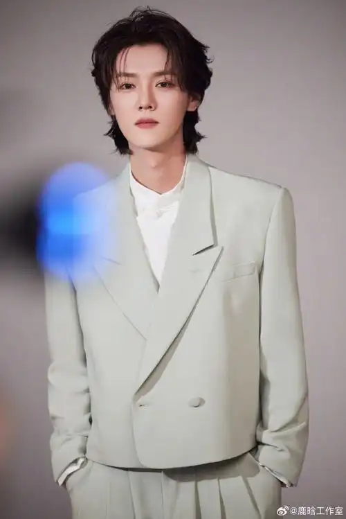 鹿晗单边耳钉##鹿晗纯白西装大片
