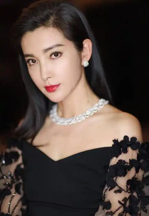 人前是演员,人后是隐形富豪,这6位明星各个赚得盆