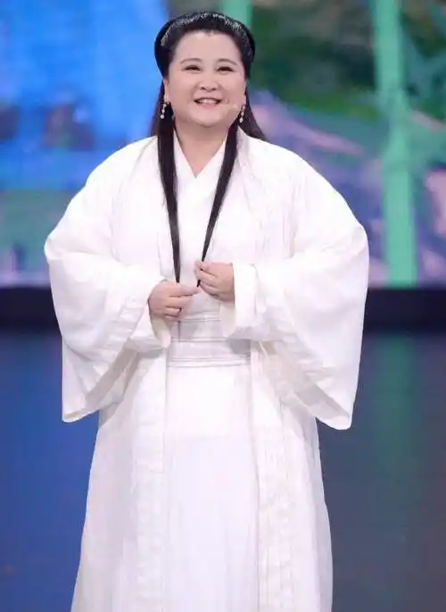 难怪贾玲一直留短发当看到她18岁长发照男人谁不想追呀