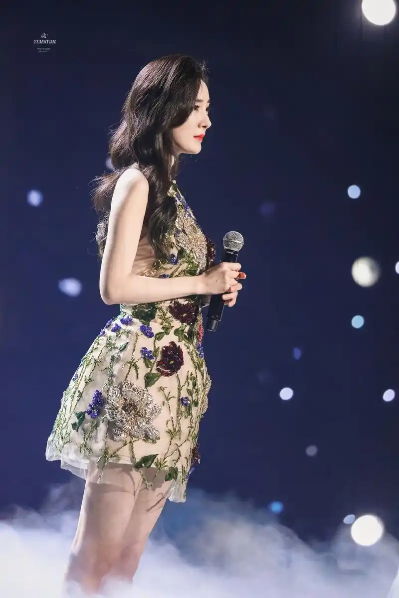 杨幂今晚造型封神,穿刺绣短裙亮相百花迎春晚会,珠光宝气好华丽