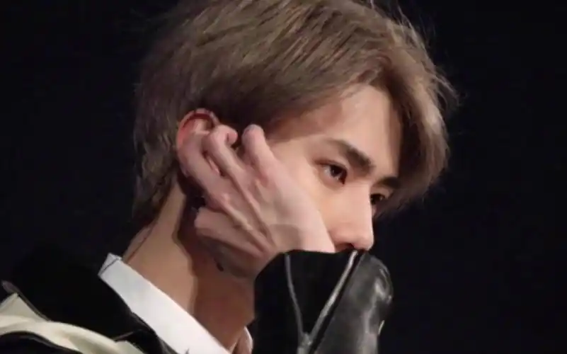 玩橙光时截的图 吴世勋也太帅了 银发绝了