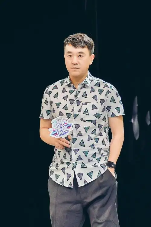 何冰超次元偶像变身表情包阐述时尚独特观点