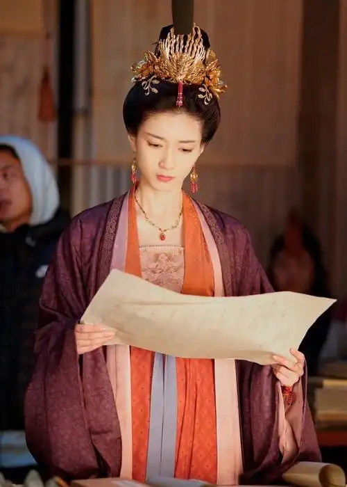 江疏影古装造型,冷艳中透着秀美,端庄中透着妩媚!