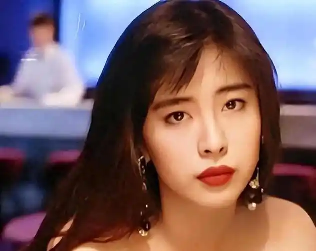 显老少气质但是现在的王祖贤面容却不复从前,这种变化不只是生理年龄