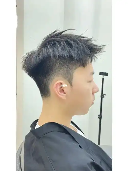 关于这个发型属于短碎盖的一种