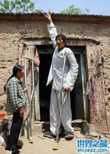 中国最高的人徐福海26岁身高达243米还在长