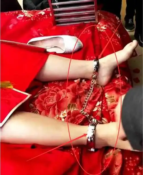 婚礼当天新郎给新娘铐上脚铐,这是什么情况!|163_手机网易网