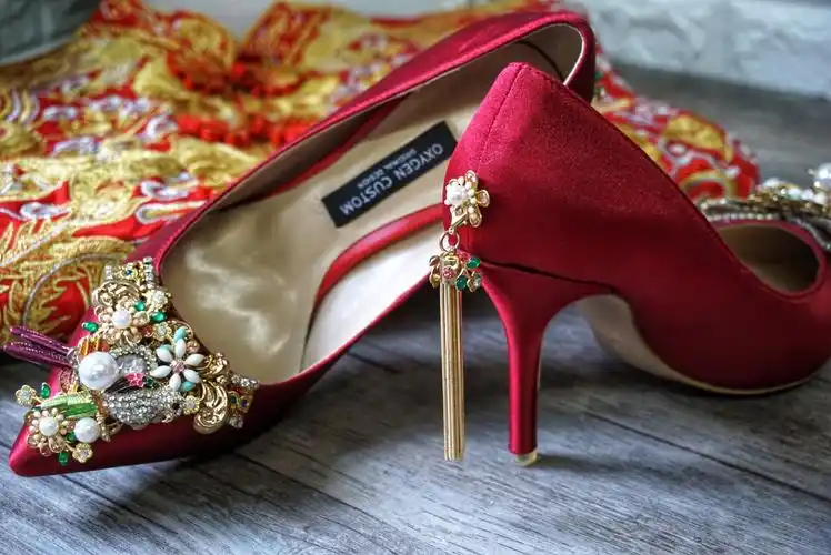 新款复古酒红色缎面中式婚鞋女高跟鞋平底鞋红色新娘鞋秀禾鞋单鞋
