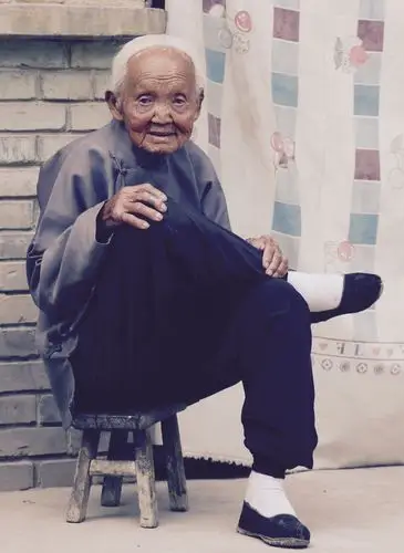 山西闻喜:堆后村有两位近百岁的小脚老人:柳金花,杨菊花,同年生日,同