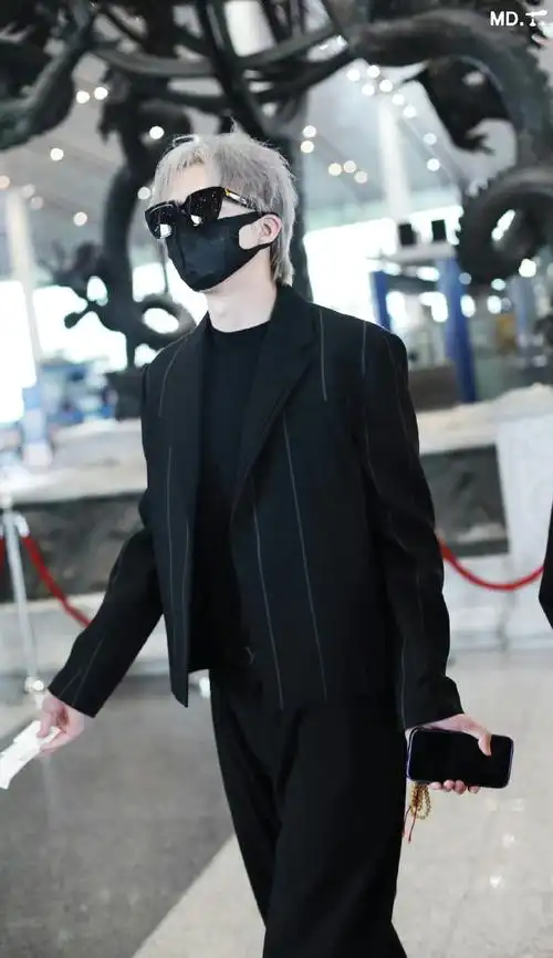 刘宇宁机场银发路透