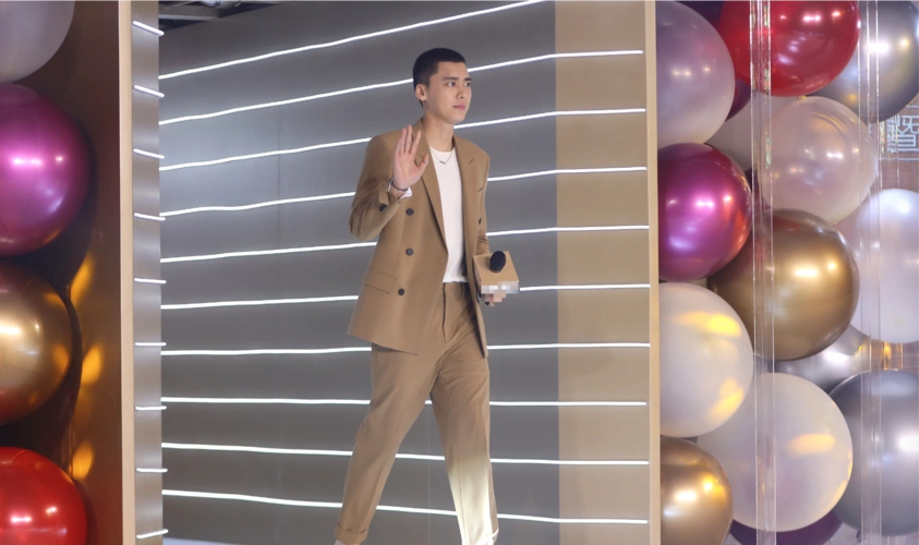 (玄反影/图文 科明/视频)11月30日下午,李易峰已一身西装寸头帅气亮相