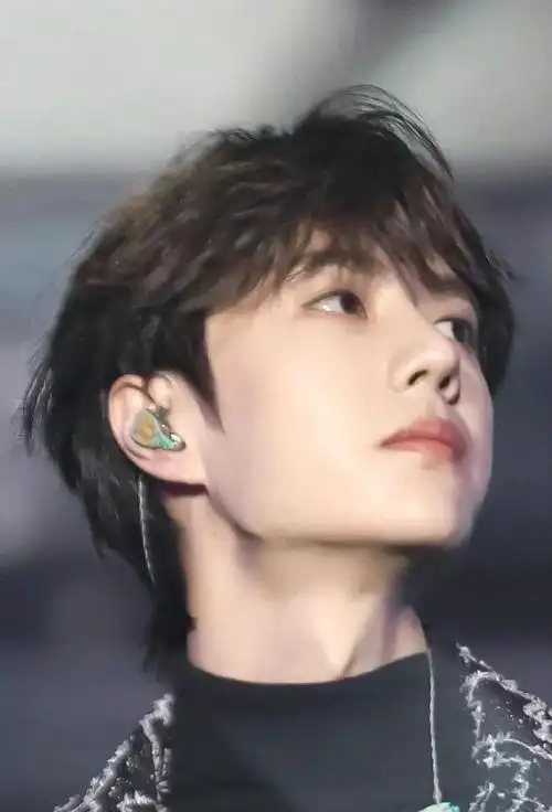 又来分享王一博的怼脸照片了,好优越!#王一博的考古日常##王一博