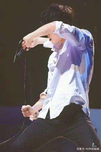 看过那么多肖战跳舞的视频,还是更喜欢他顶胯的这个,这腹肌真的太撩人