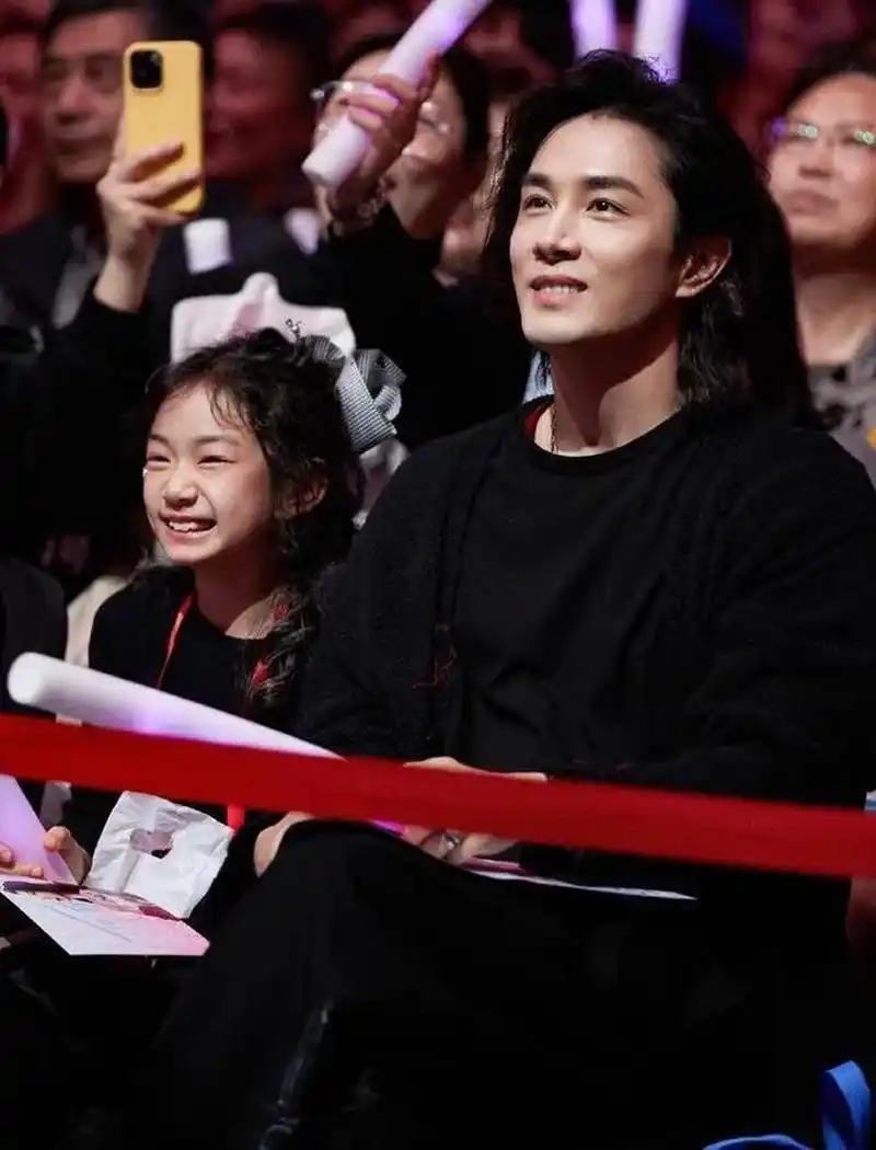 戚薇女儿小时候像妈妈,长大了像爸爸,把戚薇和李承铉的好基因都遗传了