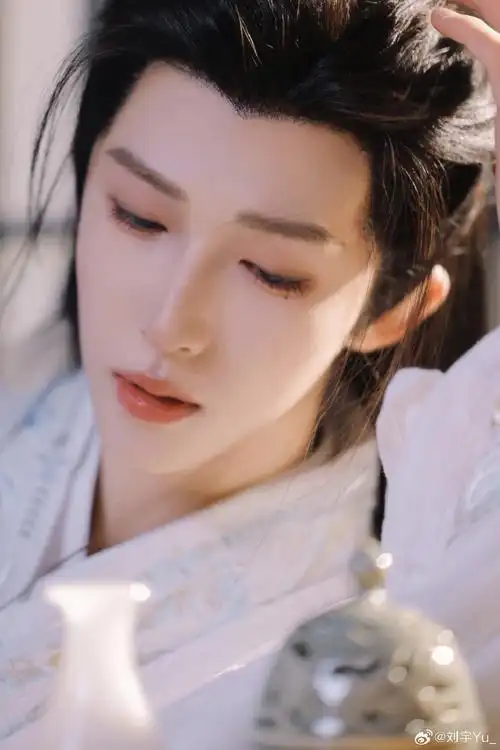 刘宇清冷感变装