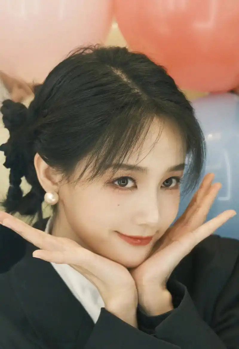 李一桐和白鹿还是很好区分的,一笑就能分辨出来.