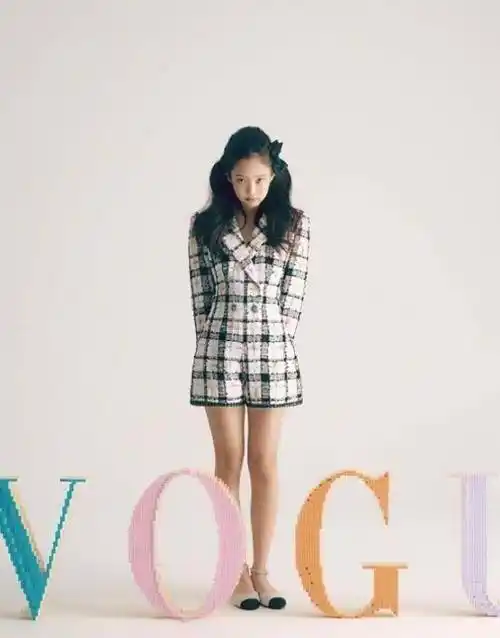 金智妮不愧是人间香奈儿,女生都嫌弃的贴肉裤,她却穿出直线腿_jennie