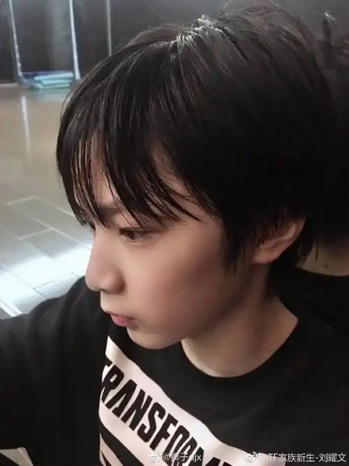 素颜湿发大帅哥绝绝子深夜又在撩拨少女芳心了@时代少年团-刘耀文