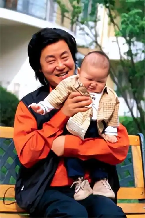 赵宝刚与儿子2003年春天,丁芯诞下一个健康可爱的儿子.