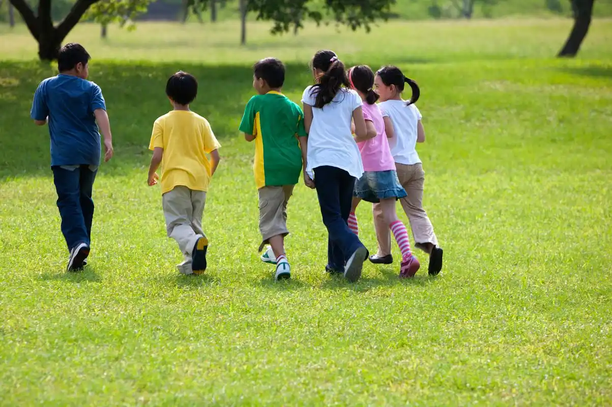有一天,#九月动态激励计划# 两位小学生在一起玩耍,突然间他们聊起了