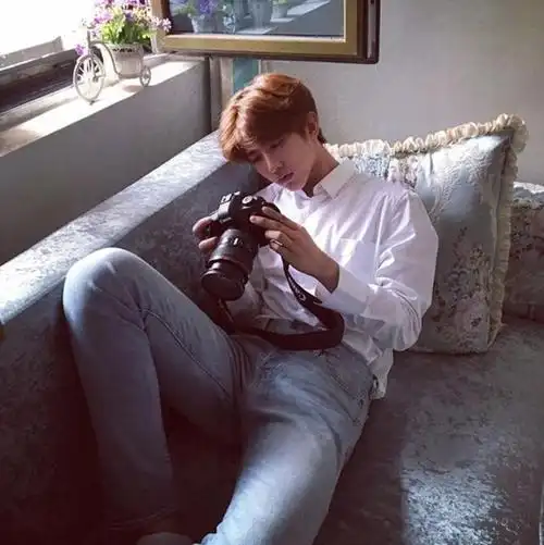 蔡徐坤晒出自己家豪宅:可能从小在国外长大,客厅还放着棵圣诞树