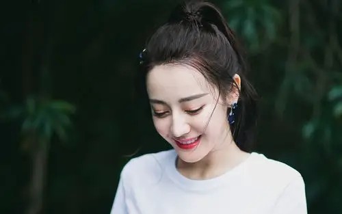 迪丽热巴甜美白衫短裙壁纸(3/10)