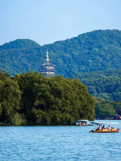 西湖是杭州的标志性景点,拥有着众多的风景建筑和值得游玩的地方.