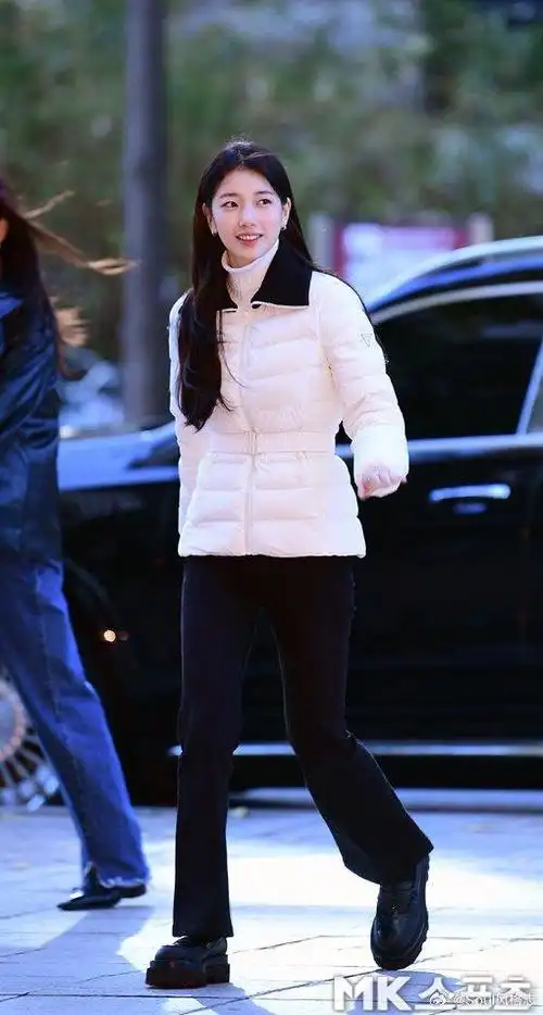 秀智 今日guess活动造型 身着白色羽绒服搭配黑色长裤……__财经头条