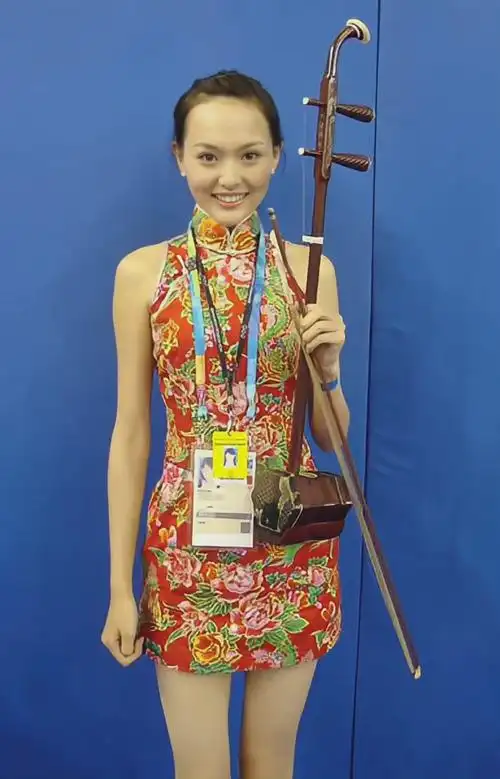 唐嫣16年前奥运宝贝旧照曝光 穿旗袍青涩甜美