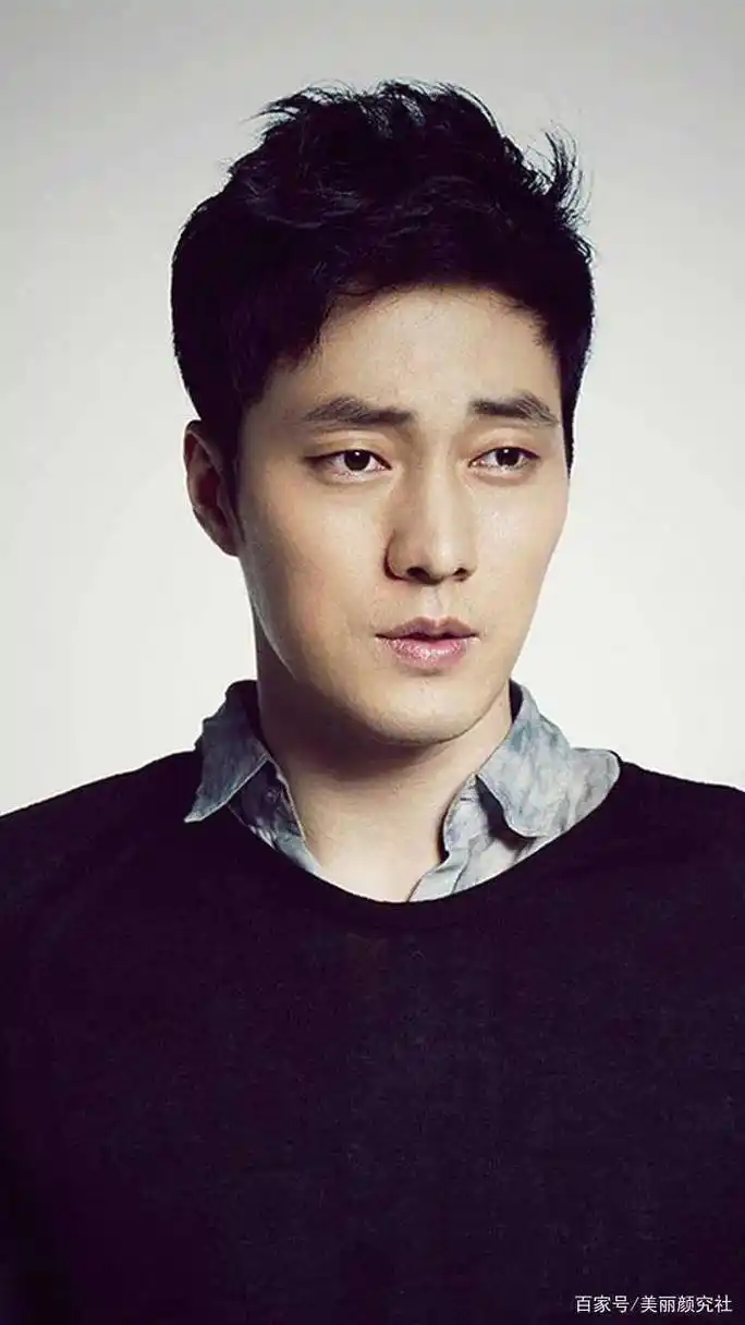 韩国男星苏志燮45岁身高182,演技优秀,演出很多好看的作品,他和