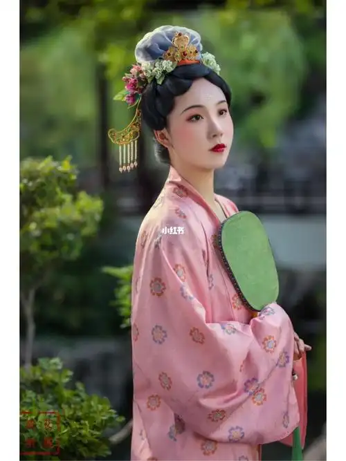 宋代仕女造型簪花云鬓