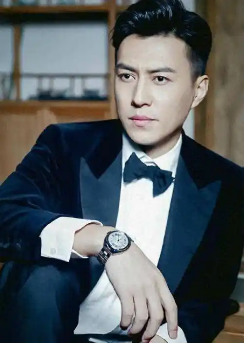 靳东深夜返5千万豪宅,提礼品与友人挥手显不舍,44岁身材太健硕_事业