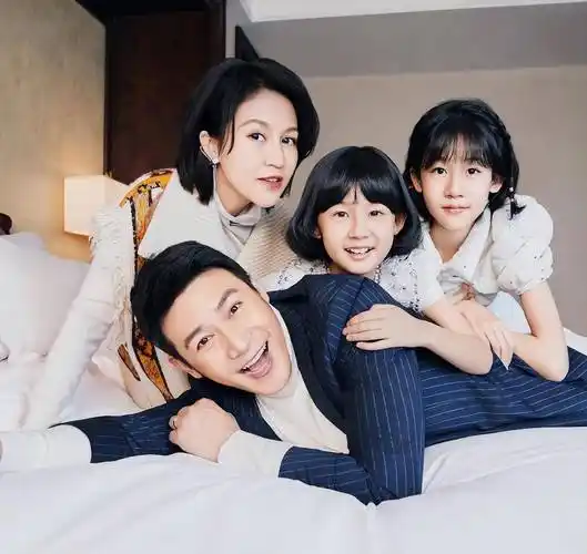 陆毅鲍蕾一家四口农场采摘,穿情侣装秀恩爱,两女儿身高优越抢镜_小