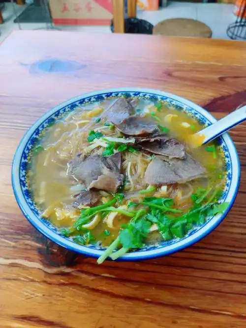 骑车20分钟,去另外一个地方,吃牛肉粉丝汤,这里15元一碗!