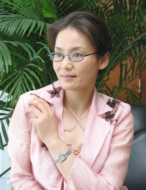 潘虹老得优雅又自然眼纹状态真实无修穿粉色也没有装嫩的感觉