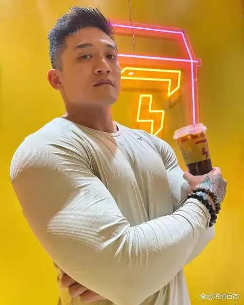 壮壮的肌肉男,衣服包裹不住好身材,各种造型大秀男性力量